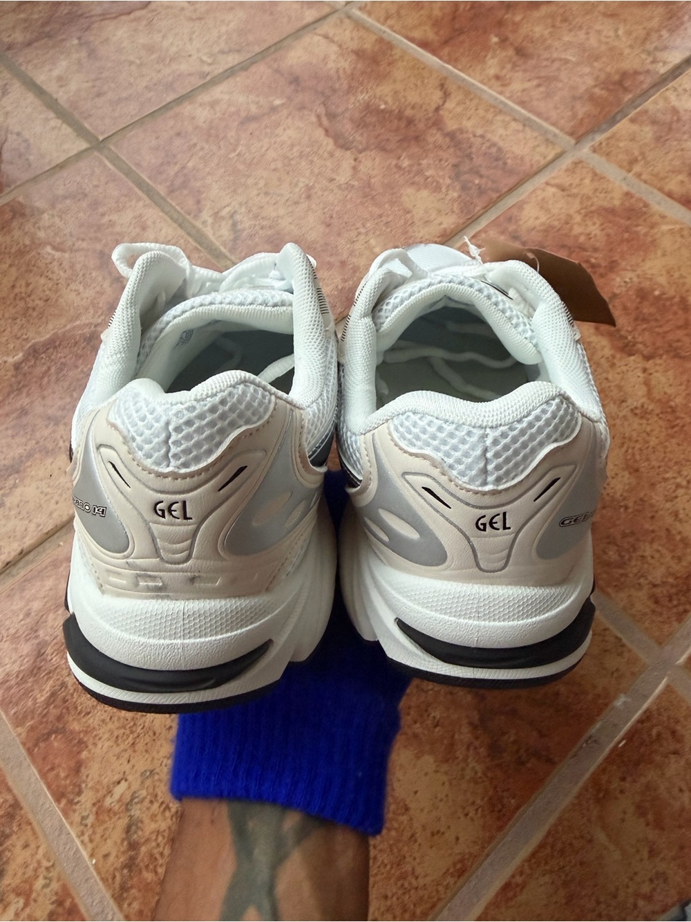 Size 9 Men’s And Women’s 10.5 - Asics Gel Kayano 14 White and Silver Cream - Picture 3 of 7